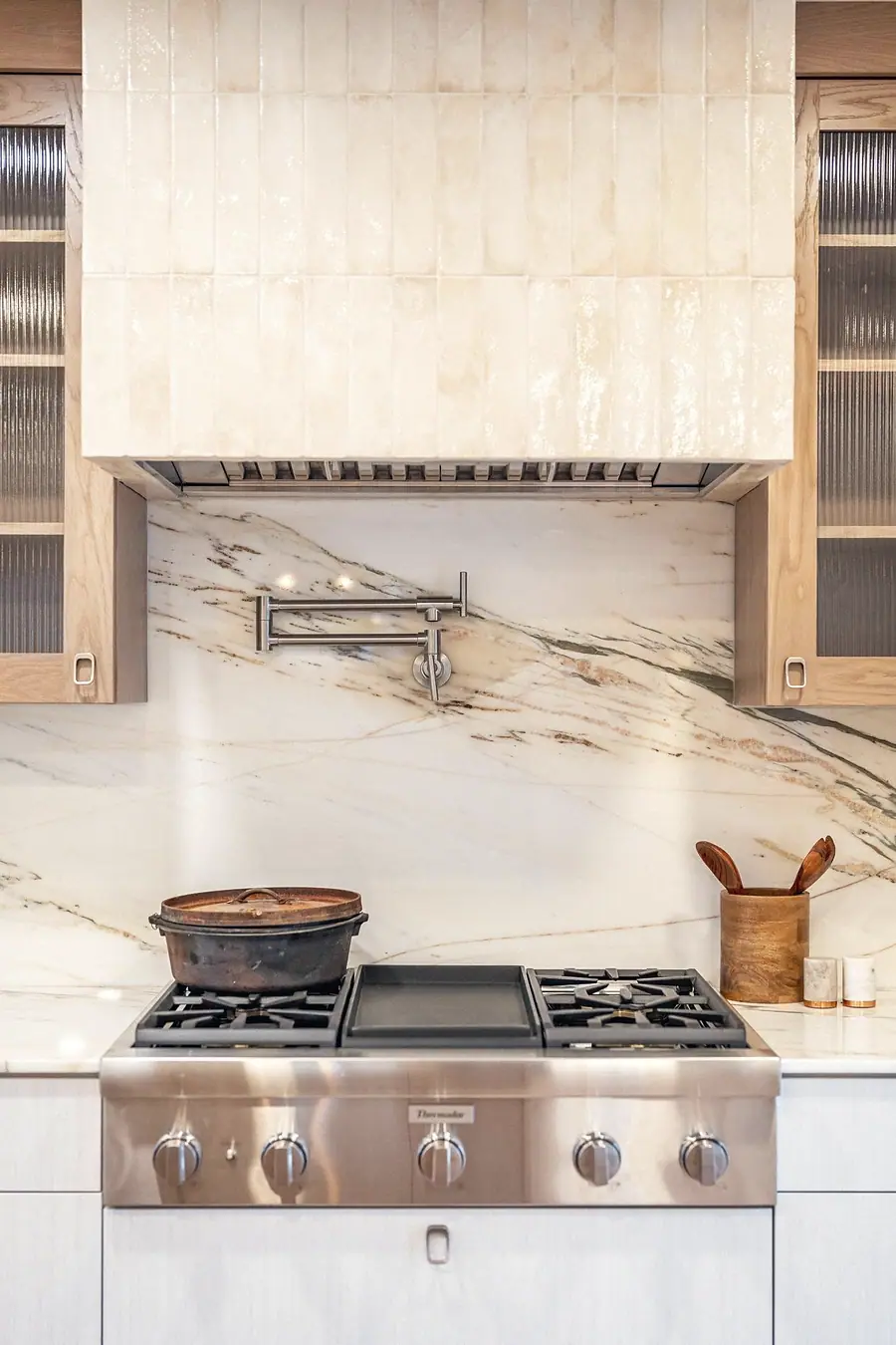 Grand Vista range and tiled hood detail with marble backsplash