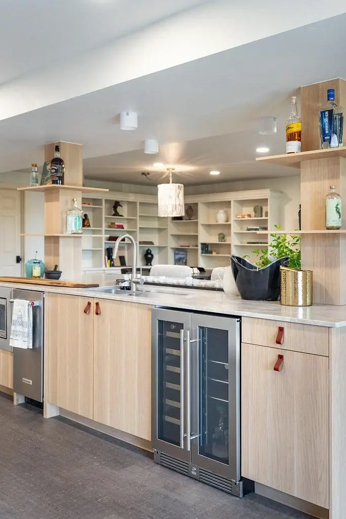 Crista da Montanha lower-level bar kitchen with light oak cabinets, wine fridge, and open shelves