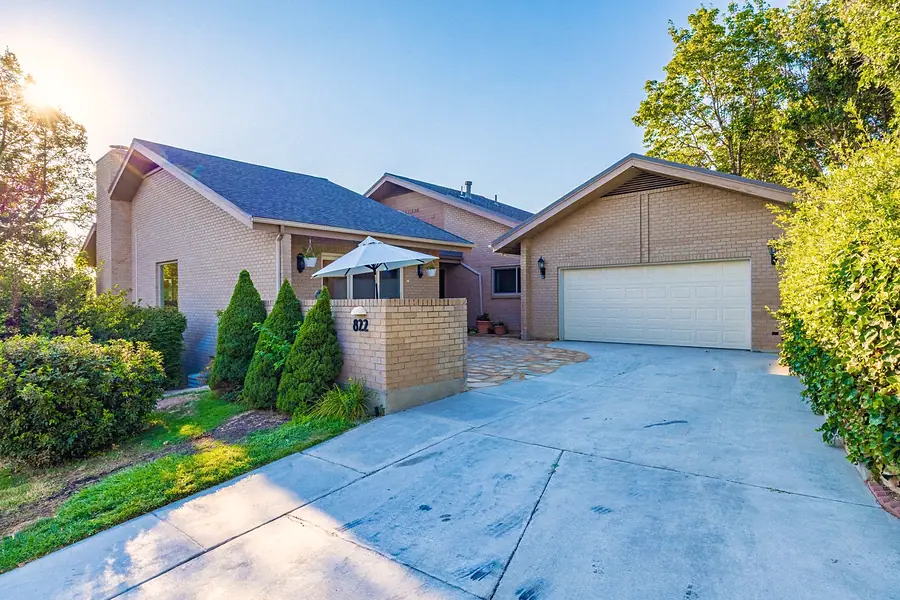 Crista da Montanha brick exterior with two-car garage, landscaped entry, and house number 822