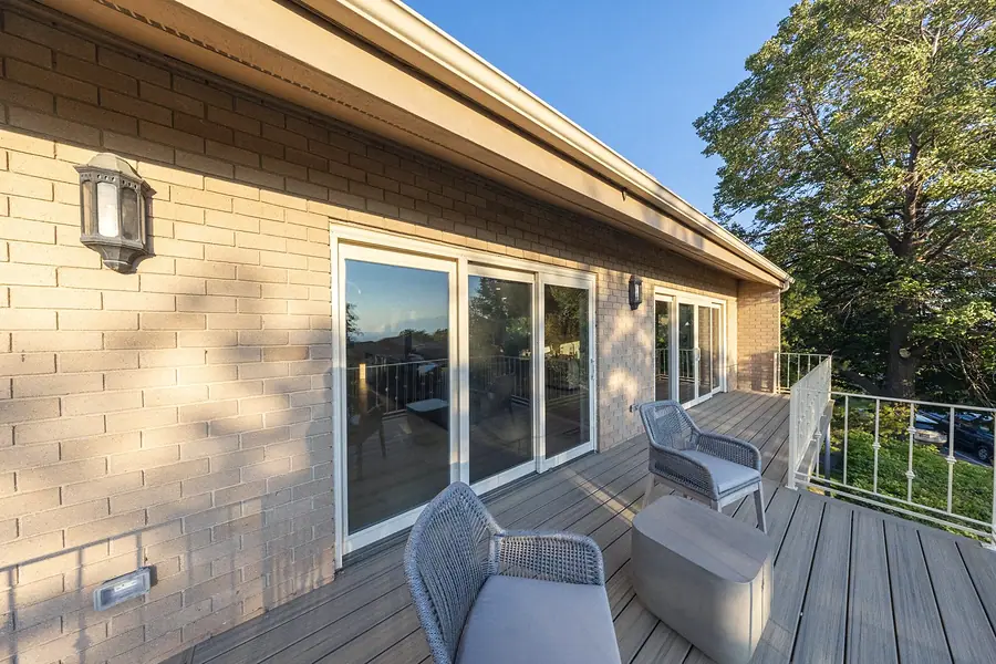 Crista da Montanha brick exterior deck with sliding doors and outdoor seating