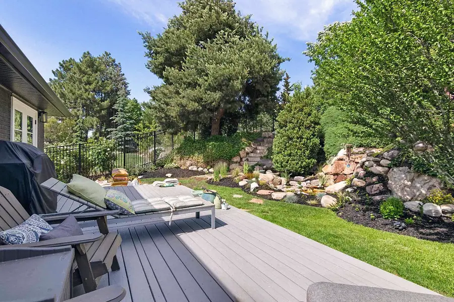 Wallace Project deck lounge and lush backyard garden